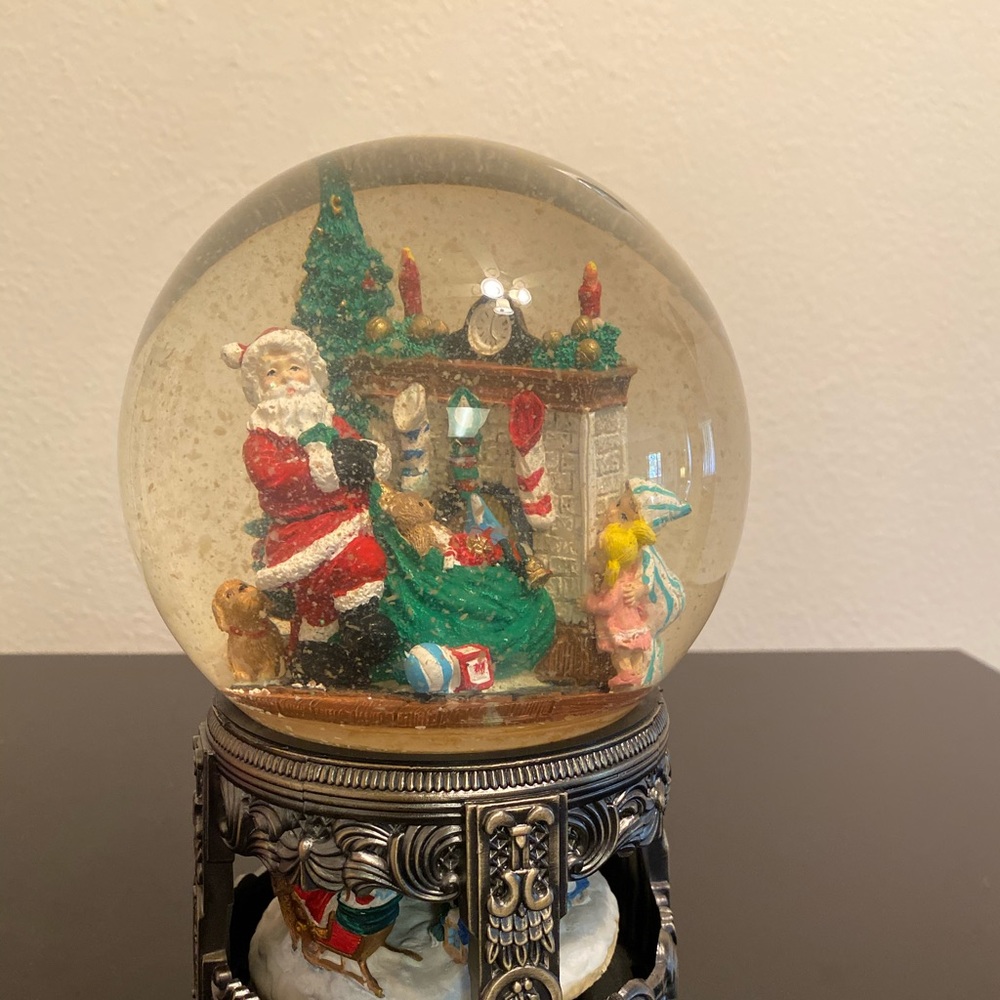 Traditions Musical Waterglobe w/Revolving Base